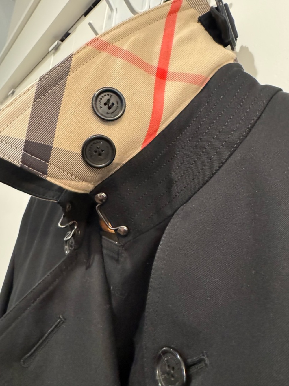 Burberry Kensington black trench coat in medium length (35”) US size 10 - Picture 9 of 14